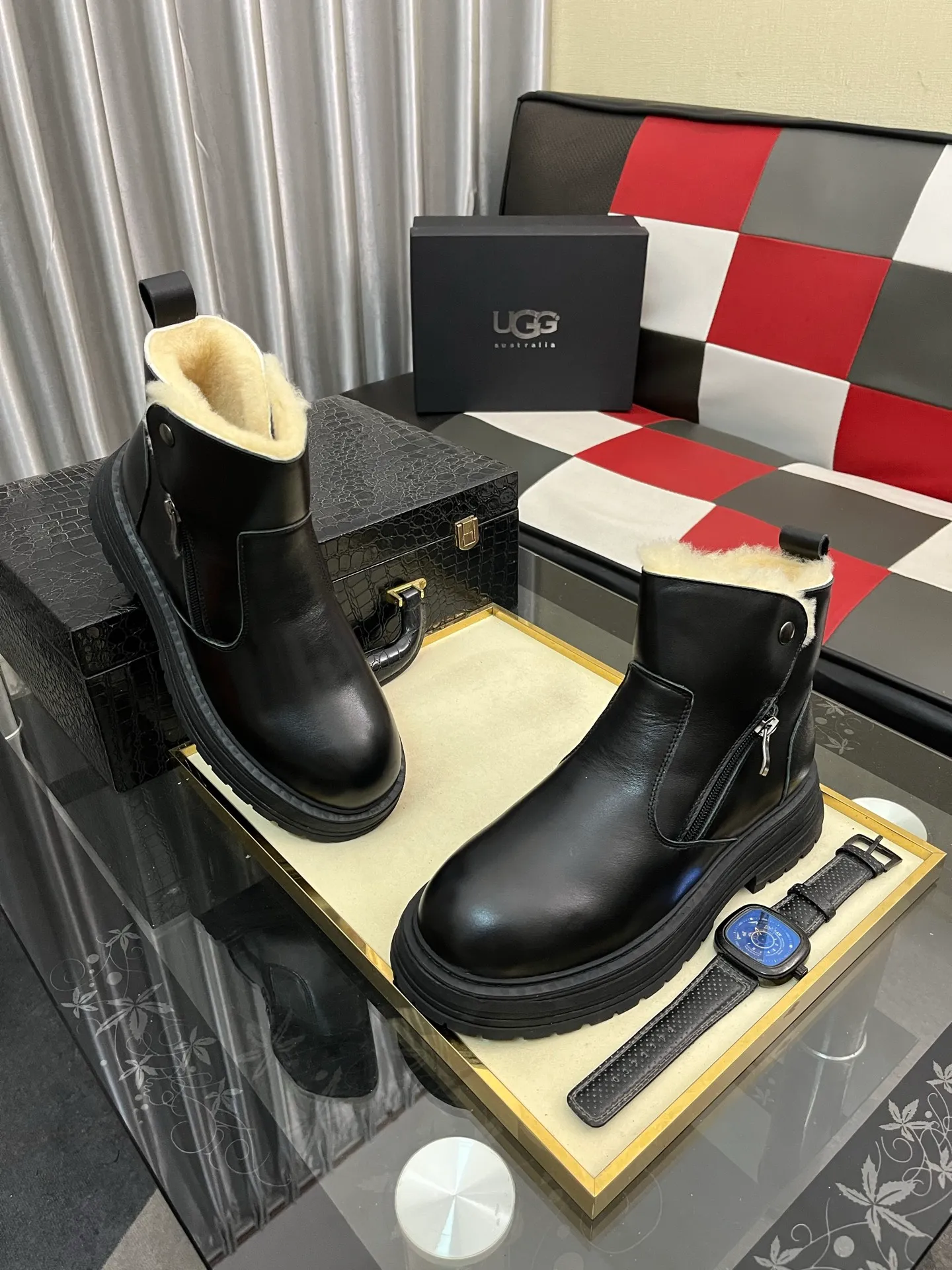 Ex-factory price: 680⌚️⌚️Thick wool imported from Australia Brand: UGG genuine purchasing agent Size: 39-44 (45 customized) Grade: Official website 1:1 Material: First layer of genuine leather waterproof and antifreeze upper Real wool lining Original non-slip and wear-resistant outsole Style category: Men's casual shoes Trendy style Comfortable on the feet Color: Official website color synchronization